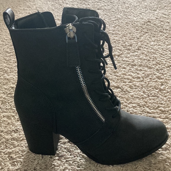 Black lace up boots - Picture 4 of 7